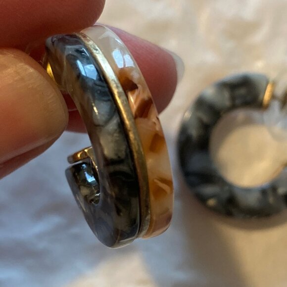 Two-Tone Abalone and Tortoiseshell open hoop gold tone earrings - Picture 2 of 6